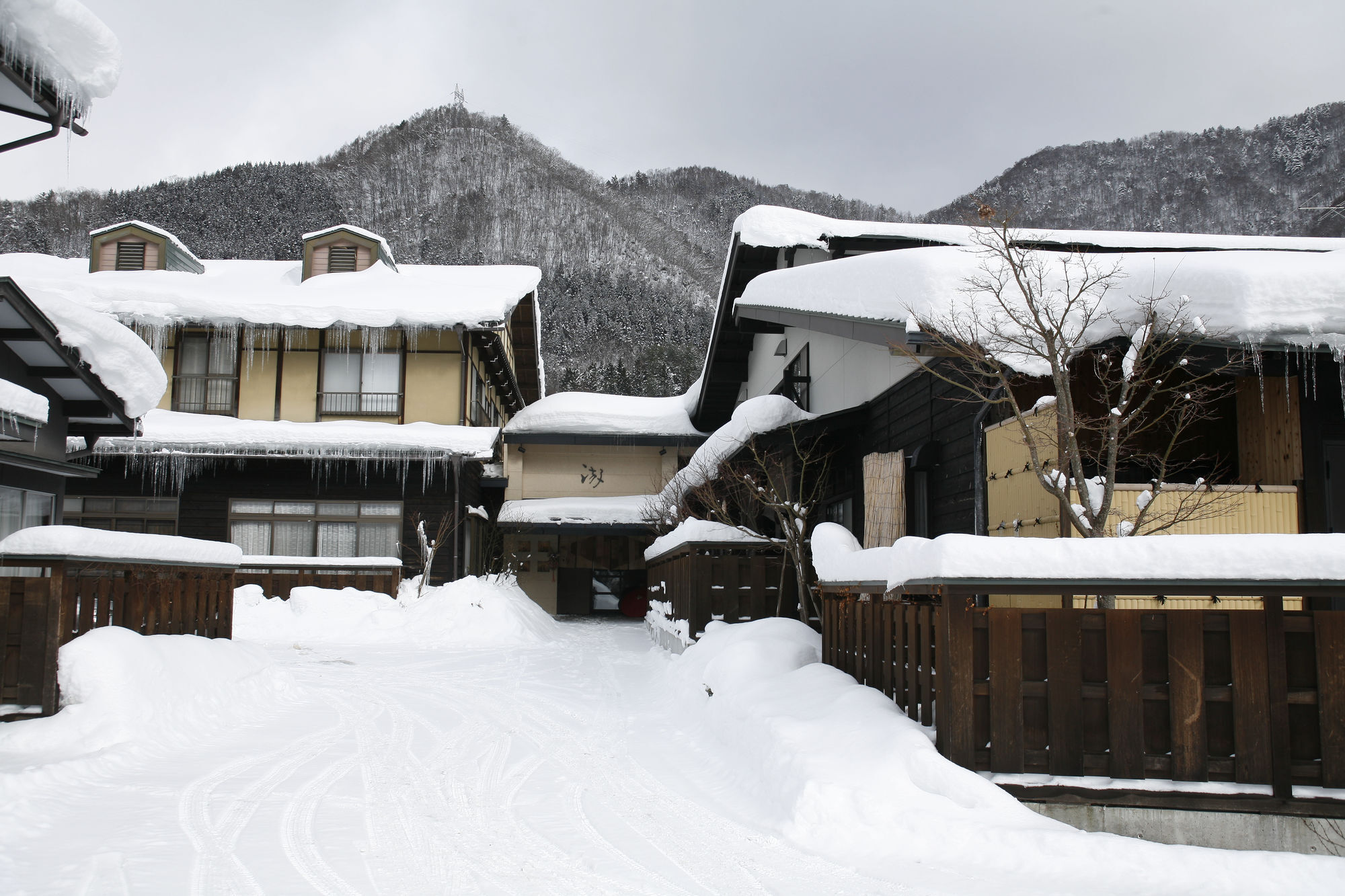 Ryokan Kutsuroginoya Yuu Takayama  Buitenkant foto